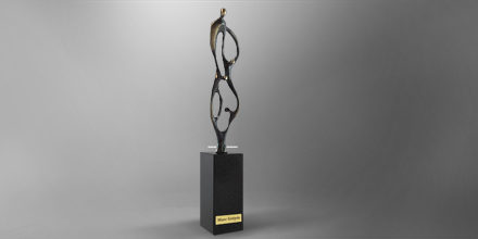 trophee-contruire-ensemble-metal-sculpture-france-slider