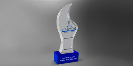 Trophee-aouro-verre-transparent-socle-bloc-marquage-laser-couleur-slide