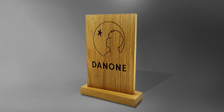 Trophee-danone-en-bois-marquage-découpe-sur-mesure-fabriqué-France-slider
