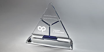 Trophée-cristal-pyramidale-blanc-bleu-marquage-laser-Lazulli