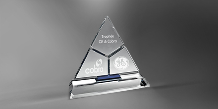 Trophee-lazulli-cristal-piramidale-marquage-laser-slider