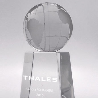 Trophée-verre-marquage-laser-mappemonde-Hamal