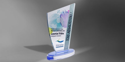 Trophee-voilier-plexi-socle-acrylique-découpé-marquage-couleur-slider