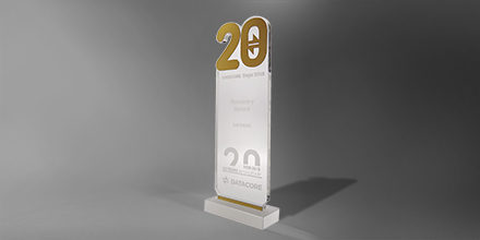Trophée-sigma-plexi-rectangulaire-maquage-laser-couleur-element-decoupé-slider