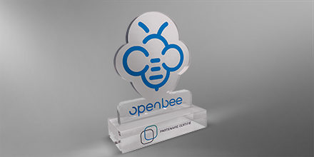Trophee-surmesure-plexi-openbee-altuglass-marquage-socles-gravure-laser-couleur-zoom0002