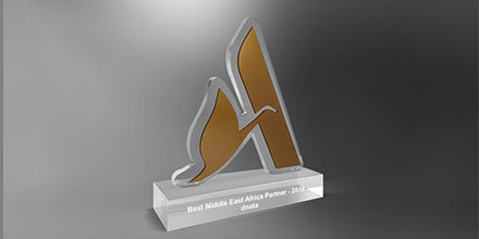 Trophee-personnalisé-accord-surrmesure-plexi-altuglassi-marquage-couleur-socle-gravure- laser-slider
