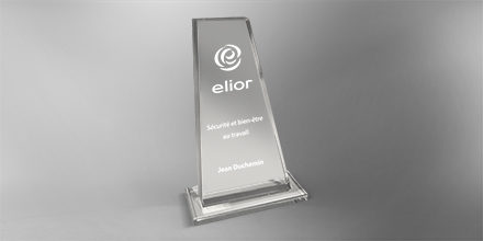 Trophee-turquoise-verre-marquage-gravure-slider
