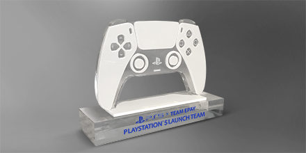 Trophee-surmesure-plexi-altuglass-playstation--marquage-socles-gravure laser-slide
